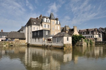 LANDERNEAU, STONE HOUSES ON ELORN