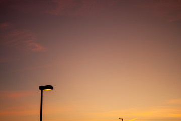 夕焼けの中の街灯