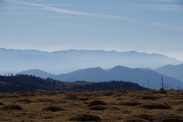 Horizon de montagne sur plusieurs niveaux