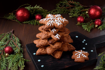 Making the gingerbread Christmas tree. Festive decorations around