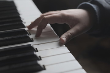 Obraz na płótnie Canvas children's hand on the piano