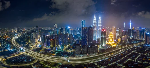 Photo sur Plexiglas Kuala Lumpur KUALA LUMPUR / Malaisie - 01 JAN 2020 : vue nocturne aérienne panoramique sur les toits du quartier du centre-ville de Kuala Lumpur en Malaisie. logo supprimé