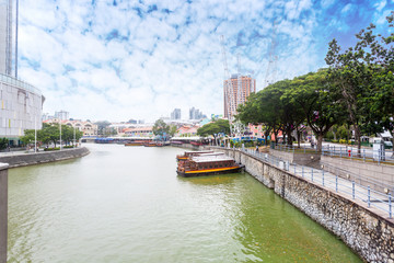Obraz premium SINGAPORE - MARCH 26,2016 : Colorful bars and restaurants dot the Singapore River along Clarke Quay MARCH 26,2016. The area used to be a commercial center during the colonial era.