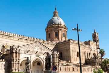Fototapeta na wymiar Palermo catedral front view