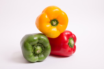Pimientos de color rojo, amarillo y verde.