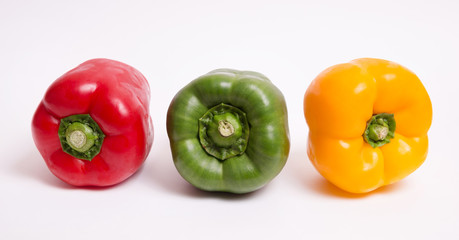 Pimientos de color rojo, amarillo y verde.