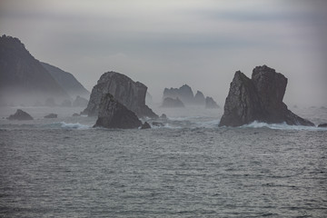 Rocas en la playa del Silencio. Asturias, España.