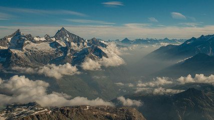 Szczyty alpejskich gór nad chmurami Szwajcaria - obrazy, fototapety, plakaty