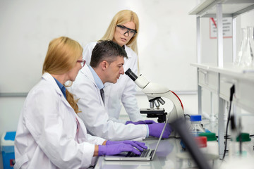 Obraz premium Laboratory scientists researching chemical compositions