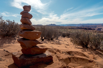 Gestapelte Steine in Steppe im Nationalpark der USA