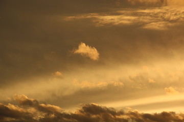 Fototapeta na wymiar Sonnenuntergang in Gold