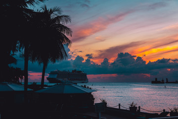 Obraz premium Sunset at Seven Mile Beach Caymans