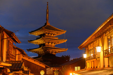 Fototapeta premium Hokan-ji temple, Hokan pagoda in Yasaka traditional street in Kyoto, Japan