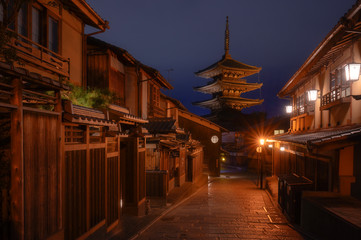 Fototapeta na wymiar Hokan-ji temple, Hokan pagoda in Yasaka traditional street in Kyoto, Japan