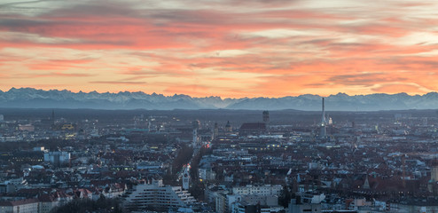 Fototapeta na wymiar Munich Sunset with the Alps Panorama - Muenchen Sonnenuntergang Panorama - Marienplatz, Frauenkirche, Rathausturm, Rathaus