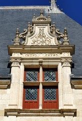 Obraz premium Fenêtre à meneaux de la façade intérieure côté ouest du château d’Azay-le-Rideau