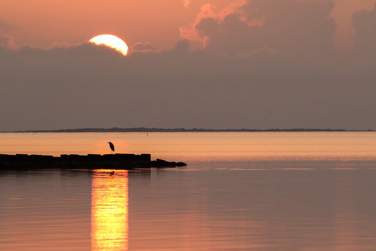 Coucher de soleil sur l'&eacute;tang du Vacccar&egrave;s