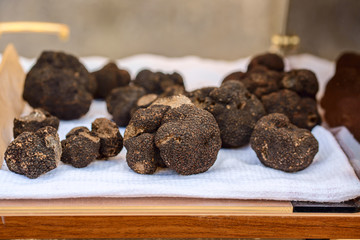 Les gros truffes noires sur le marché en Provence. 
