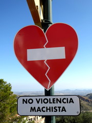 Ein herzförmiges Straßenschild in Bedar, Spanien mit dem Schriftzug 