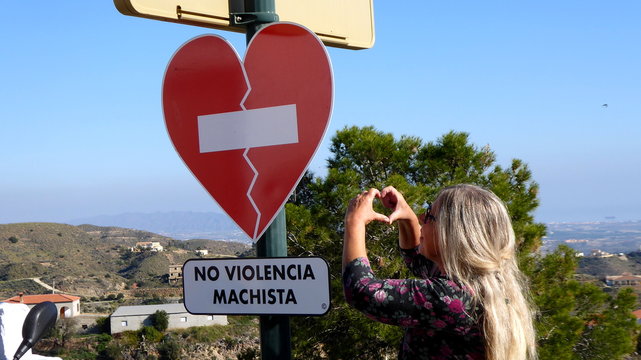 Ein spanisches herzf&ouml;rmiges Stra&szlig;enschild mit der Aufschrift " NO VIOLENCIA MACHISTA" , ein Protest der Spanischen Frauen gegen m&auml;nnliche Gewalt