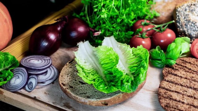 Zubereitung eines frischen, vegetarischen Burgers als Stop-Motion