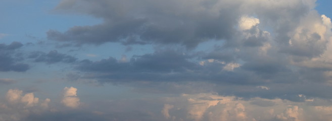 Wolkenstimmung am Morgen nach einer Regenacht