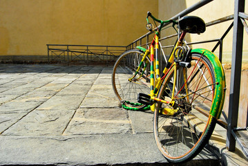 Obraz na płótnie Canvas old bicycle on the wall