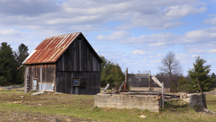 Obraz premium A view of a decrepit barn