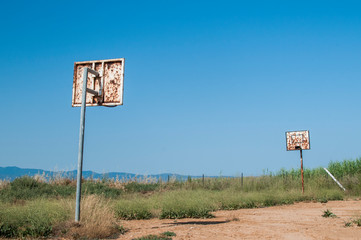 Grunge basketball board with hoop on abandoned basketball court in the beach © varbenov