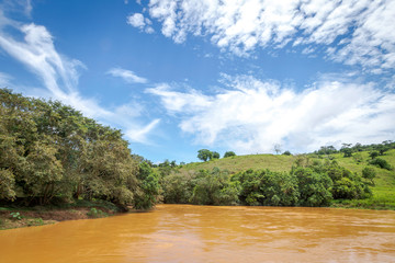 Vista de trecho em curva do Rio Pomba, no município de Guarani, Minas Gerais