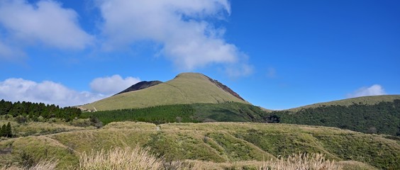 Fototapeta premium 阿蘇 草千里から見た雄大な情景＠熊本