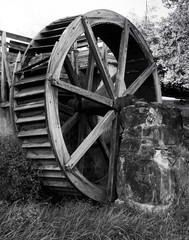 Fototapeta na wymiar Waterwheel on roller mill (gristmill) state historic site along the banks of the big raccoon creek built in Parke County in Mansfield, Indiana built in 1875