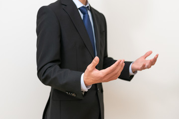 スーツ姿の男性