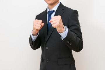 戦うスーツ姿の男性