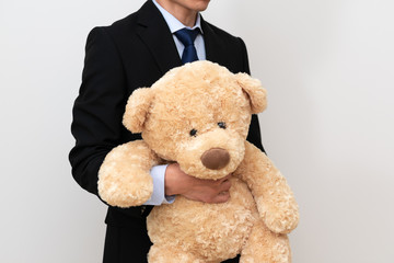 くまを抱きかかえる男性