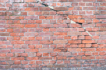 亀裂の入ったレンガの壁