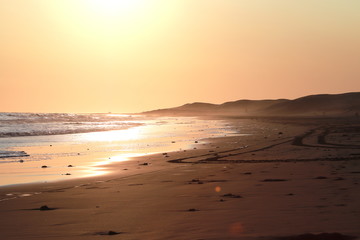 Fototapeta na wymiar paisaje de la playa con el sol de fondo
