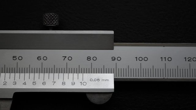 Vernier calipers that have finished measuring and are closing slowly