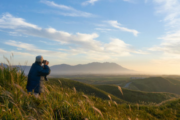 Fototapeta na wymiar フォトグラファーが撮影をしている。阿蘇大観峰の朝の風景。