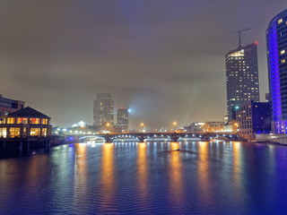 Obraz premium Downtown Grand Rapids at night, blue bridge fog, over the grand river