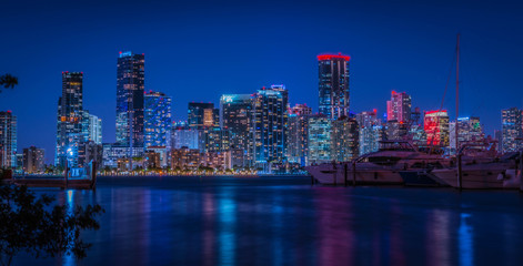 Fototapeta na wymiar downtown miami usa night cityscape blue sky sea city skyscraper buildings water lighting traveling