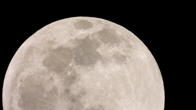 登る満月