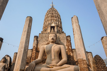 Fototapeta na wymiar Giant Buddha statue in an old temple
