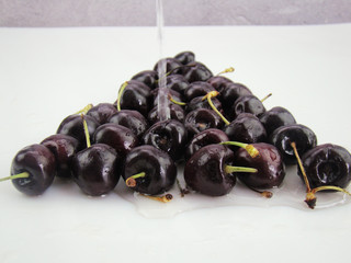 Pour the water on top of the freshly dripped cherries arranged in triangles