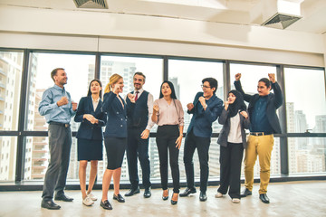 Obraz premium Grupa pracy zespołowej ludzi biznesu jest szczęśliwym zakończonym sukcesem projektu biznesowego stojącego w biurze gratulacje
