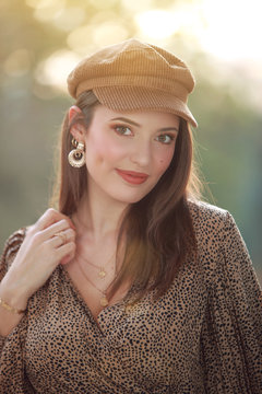 Portrait d'une jolie femme brune avec une casquette