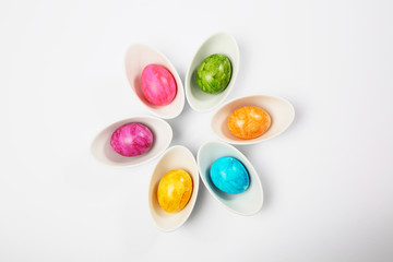 bunte Ostereier in weissen Schalen