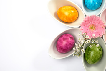 bunte Ostereier in weissen Schalen