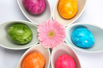 bunte Ostereier in weissen Schalen