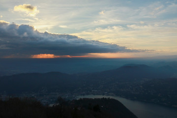 Bellissimo tramonto con vista sulle montagne e sul lago di como da brunate in Lombardia, viaggi e paesaggi 